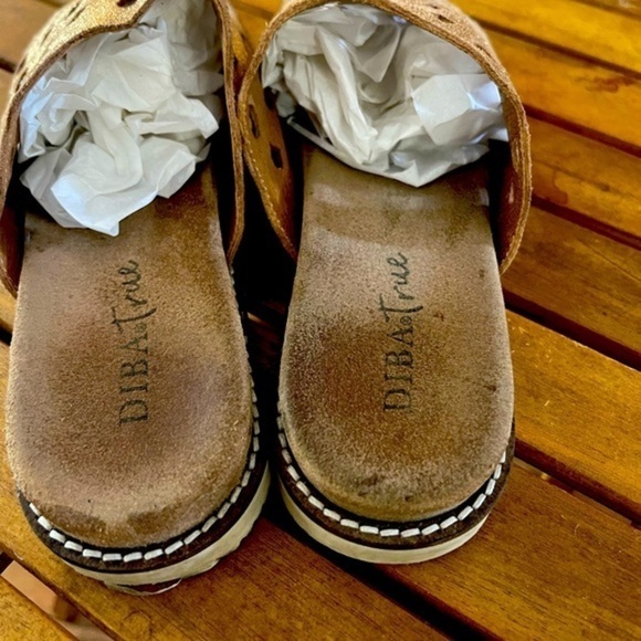 Diba True Fast Trak Slide Sandals in Gold Metallic Leather are a Size 7.5. EUC - Picture 5 of 8